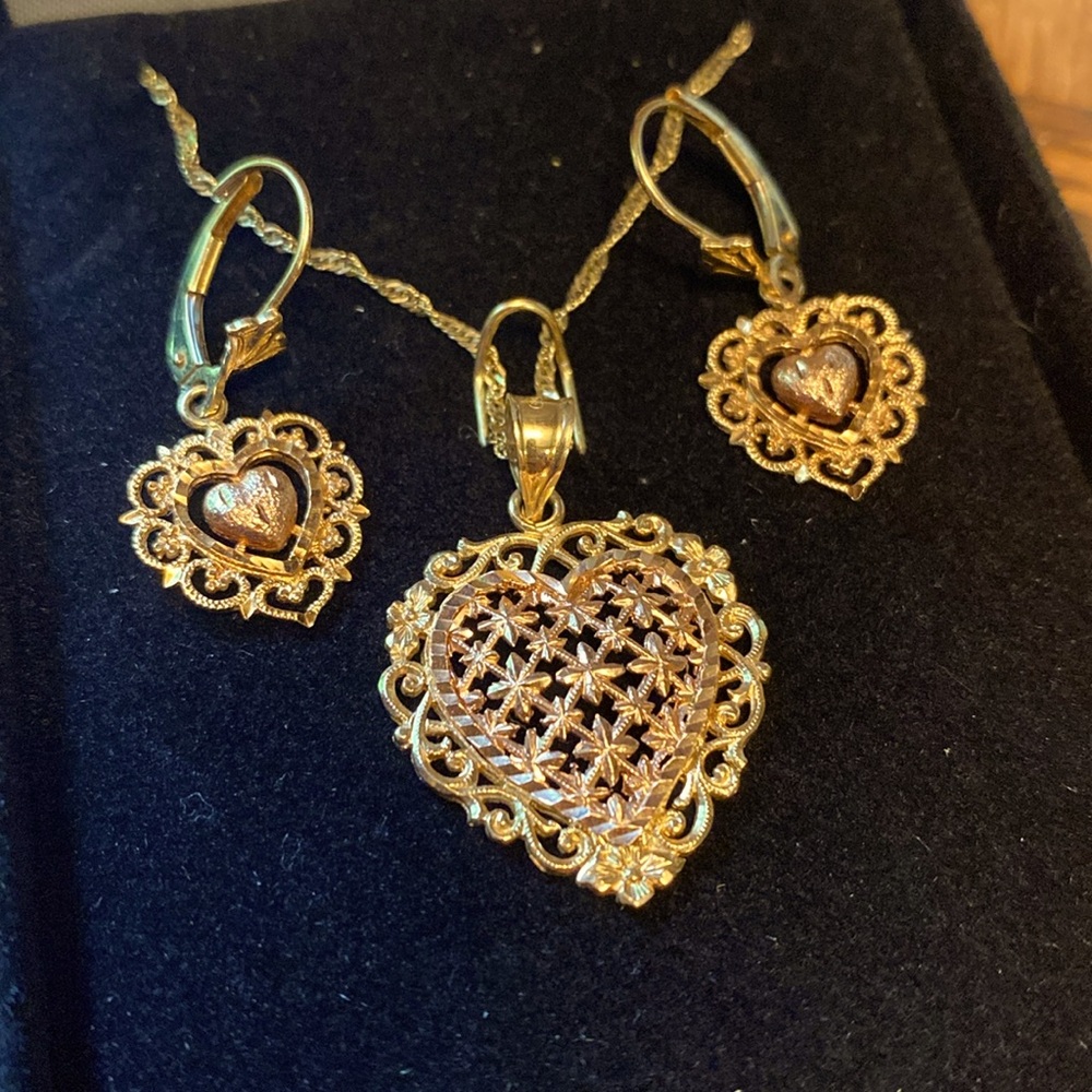 Kay Jewelers 14K Beverly Hills Gold/Rose Heart Pendant Necklace & Earring set
